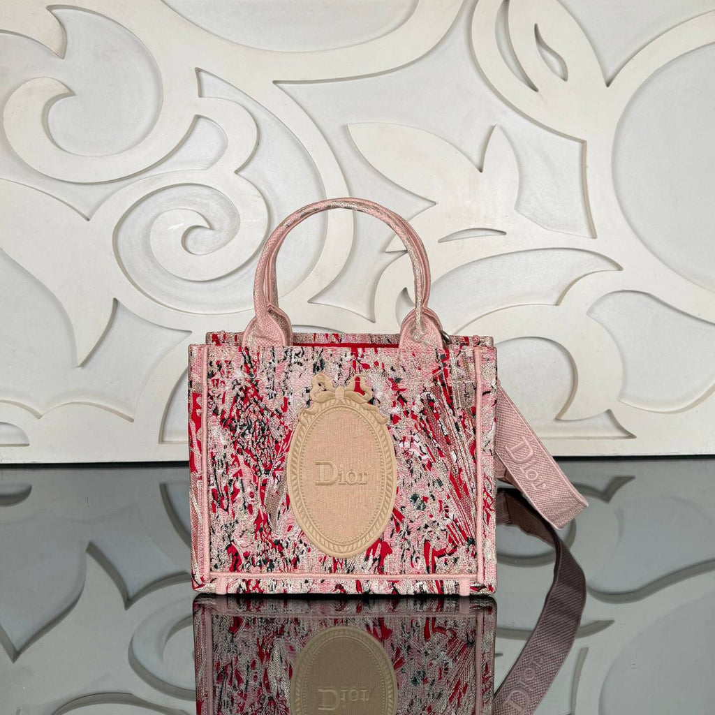 Christian Dior Book Tote Mini

27x21 cm 
910973 ⭐️