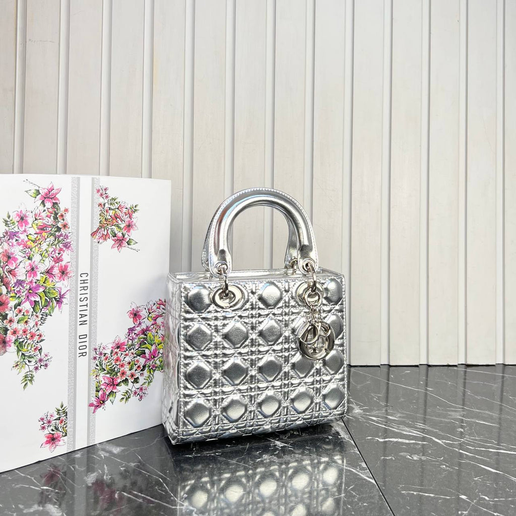 Christian Dior Lady Dior Medium

20x18 cm 
6268-1 ⭐️