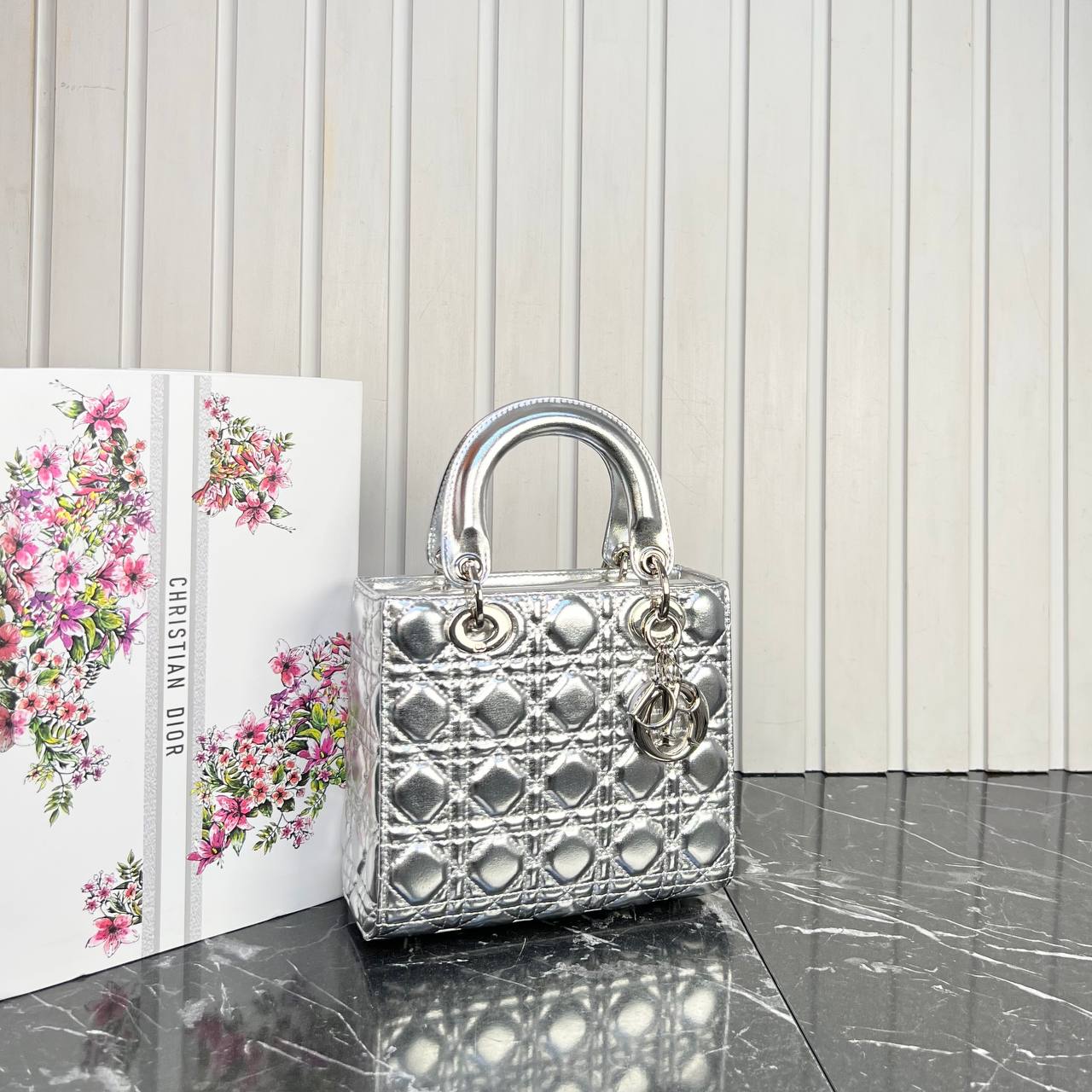 Christian Dior Lady Dior Medium

20x18 cm 
6268-1 ⭐️