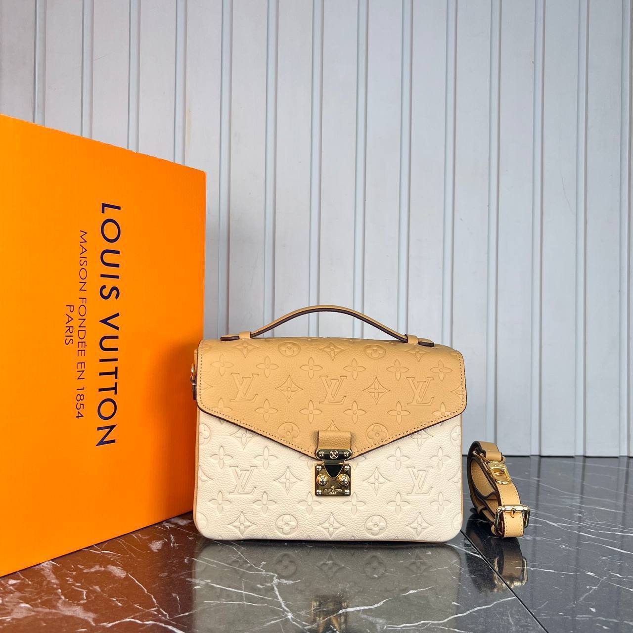 Louis Vuitton Pochette Metis 
Για επιλογή χρωματισμού παρακαλώ τηλεφωνική επικοινωνία 
5372 ⭐️