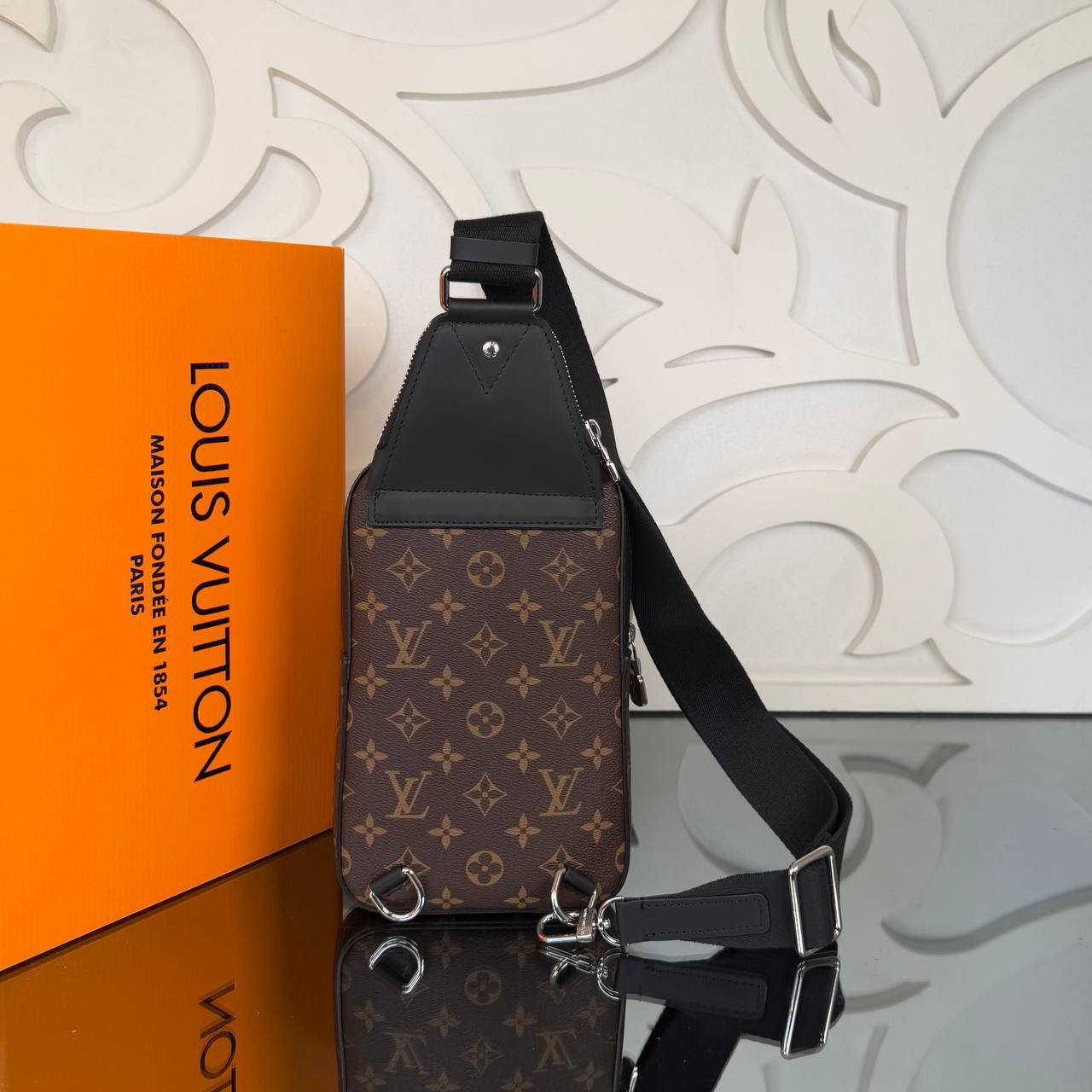 Louis Vuitton Avenue Sling Bag Small

⭐️