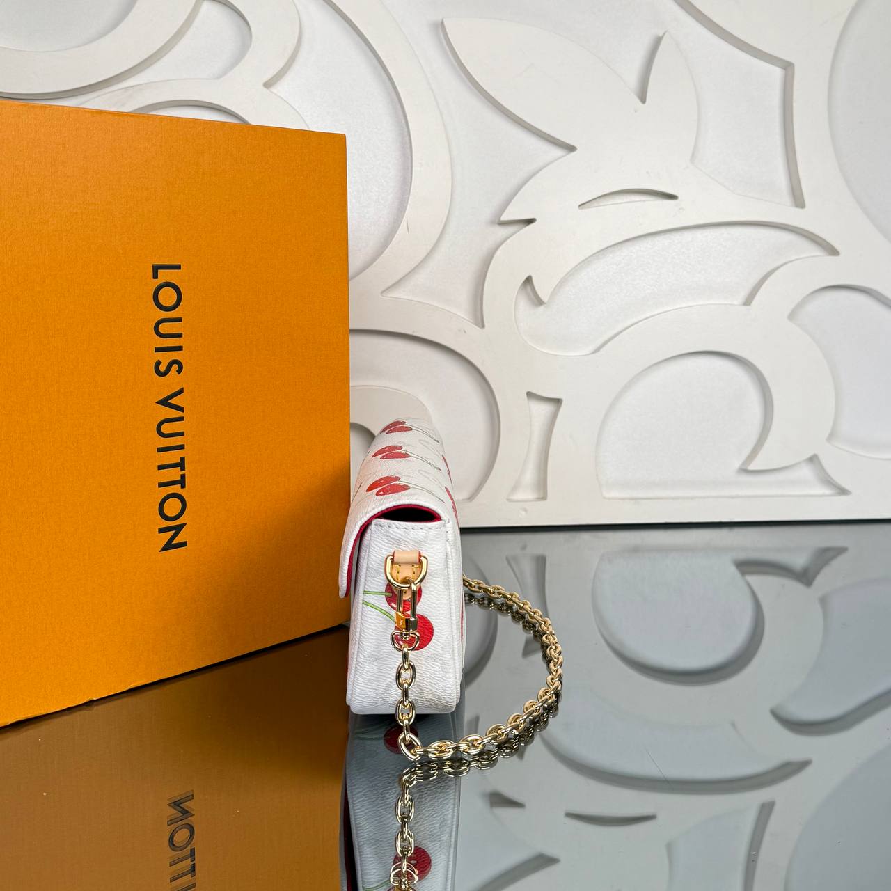 Louis Vuitton LV x TM Wallet on Chain Lily 

910093 ⭐️