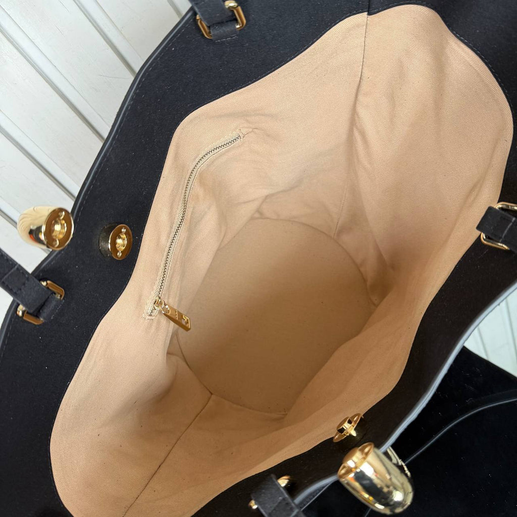 Jacquemus Bambola La Casa Suede Bag Large

33x38 cm
910388 ⭐️