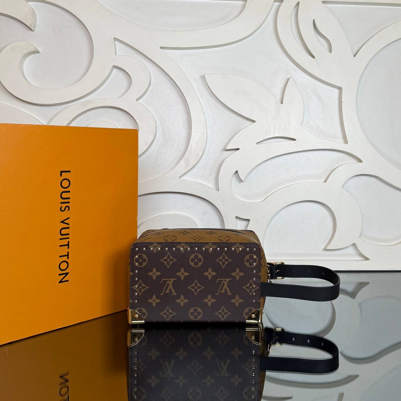 Louis Vuitton Locker Dopp Kit Trunk

910618 ⭐️