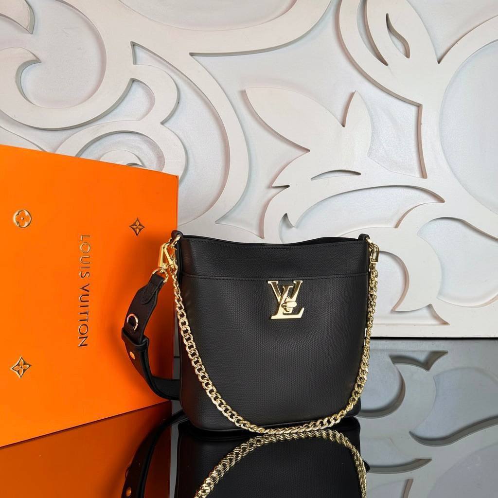 Louis Vuitton Lock and Walk 

22x20 cm 
5806-1 / 5838-3 ⭐️