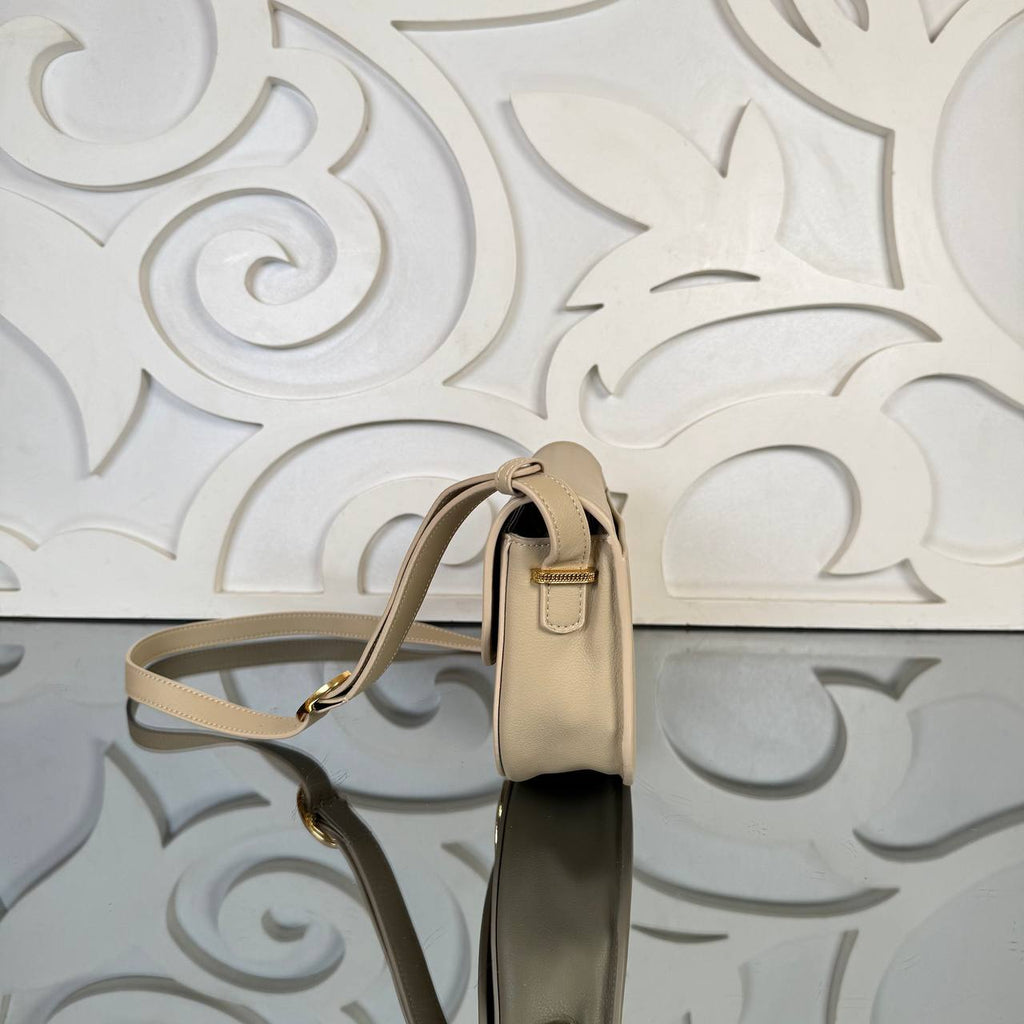 Christian Dior Medallion Flap Bag Medium

23.5x16.5 cm 
910937 ⭐️