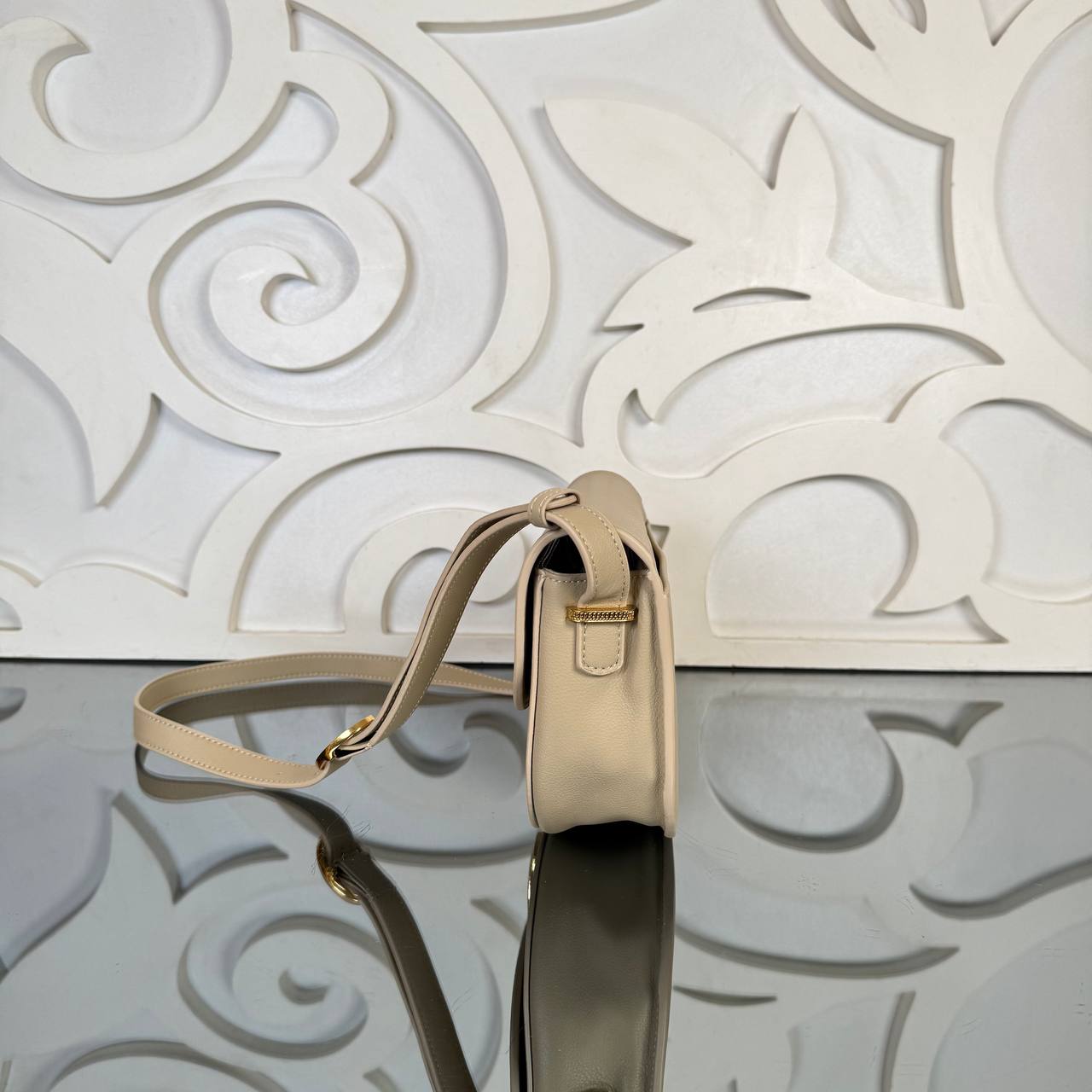 Christian Dior Medallion Flap Bag Medium

23.5x16.5 cm 
910937 ⭐️