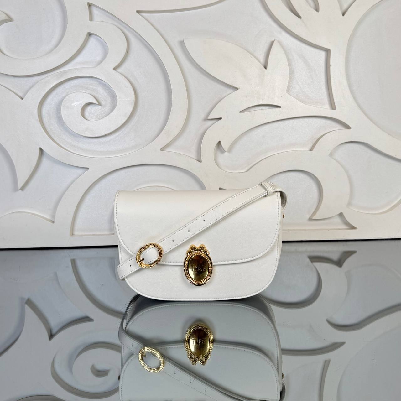 Christian Dior Medallion Flap Bag Medium

23.5x16.5 cm 
910937 ⭐️