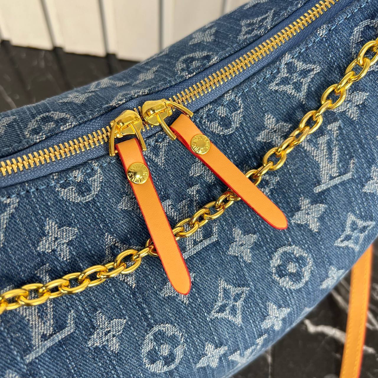 Louis Vuitton Loop Hobo Denim Bag
5837-20