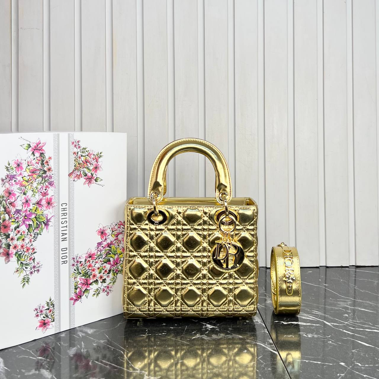 Christian Dior Lady Dior Medium

20x18 cm 
6268-1 ⭐️