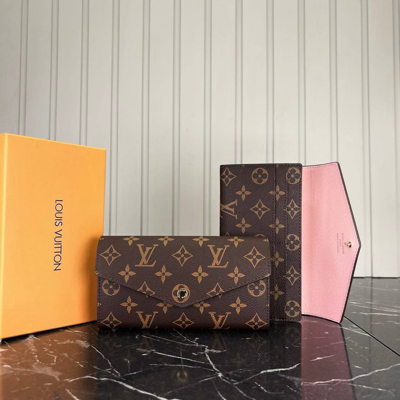 Louis Vuitton Sarah Wallet 

79-1 ⭐️