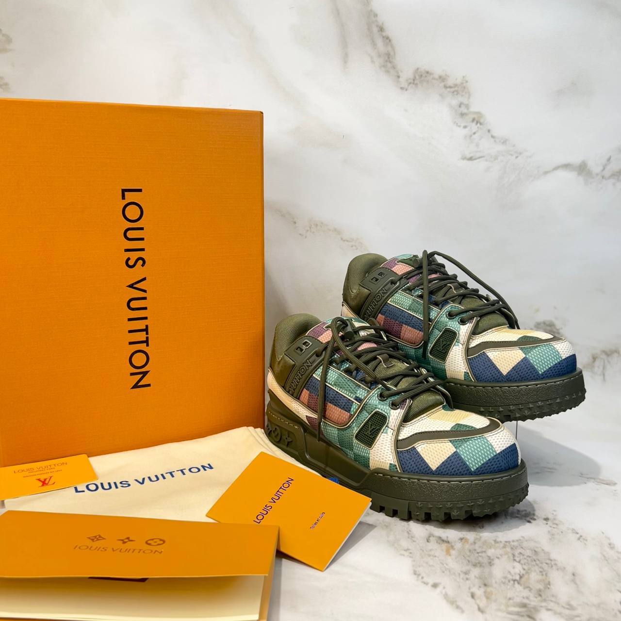 Louis vuitton sneakers 😍

3797-1⭐️
