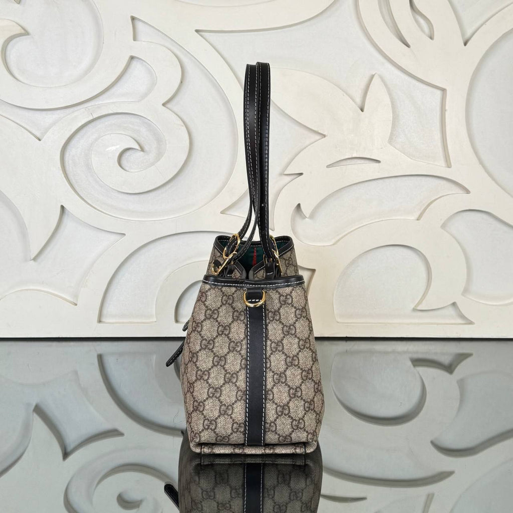Gucci Emblem Small Tote Bag

28x18 cm 
210164 ⭐️