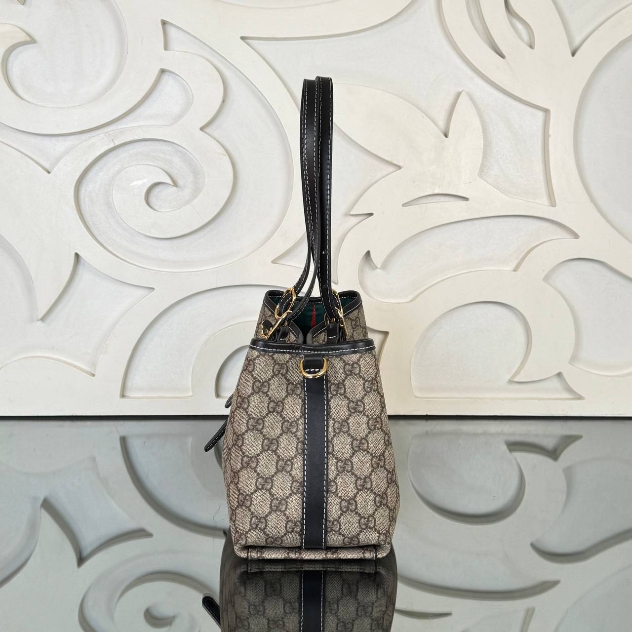 Gucci Emblem Small Tote Bag

28x18 cm 
210164 ⭐️