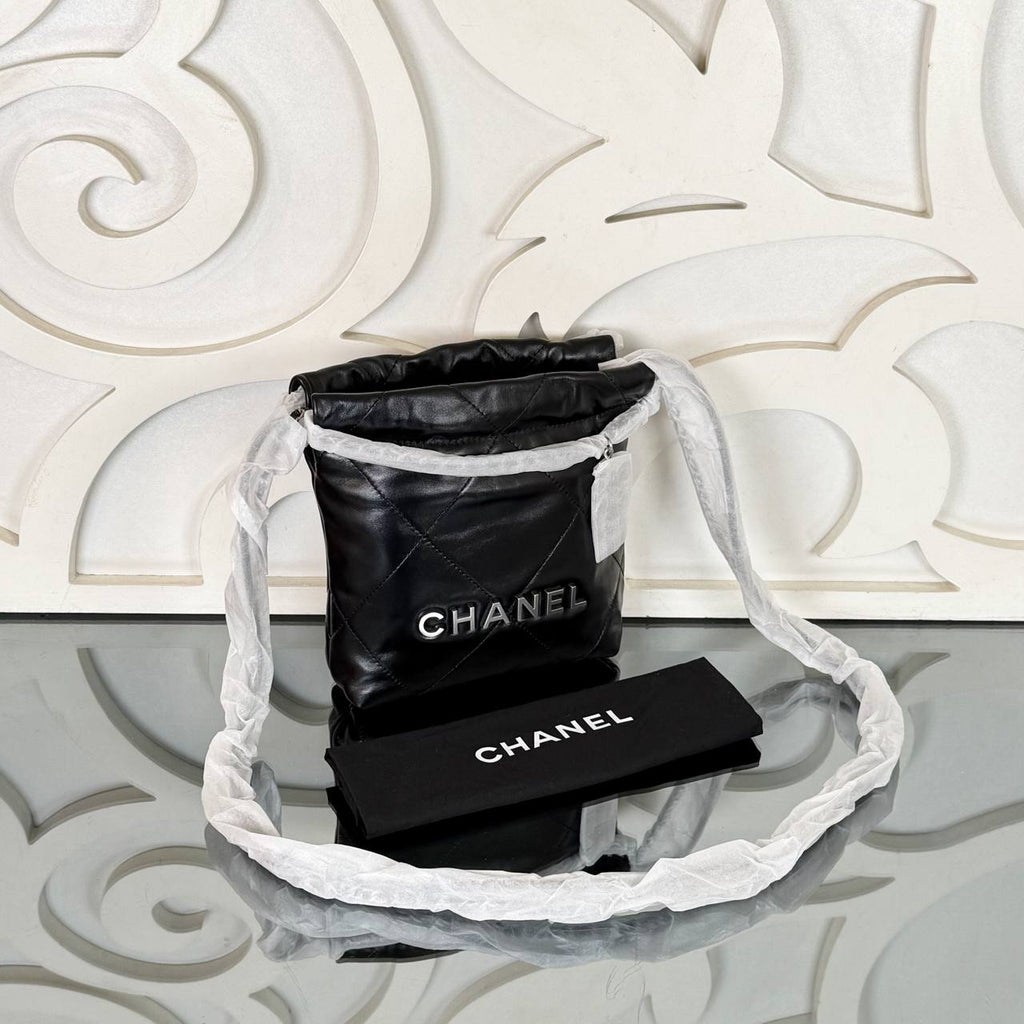 Chanel 22 Mini Shoulder Bag

22x20 cm 
910036 ⭐️