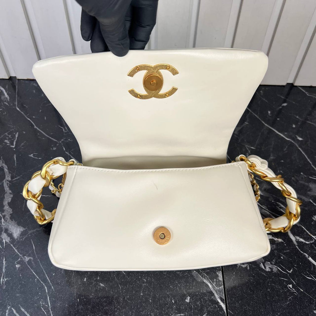 Chanel Small Flap Bag with Chain

24x13 cm 
6821 ⭐️