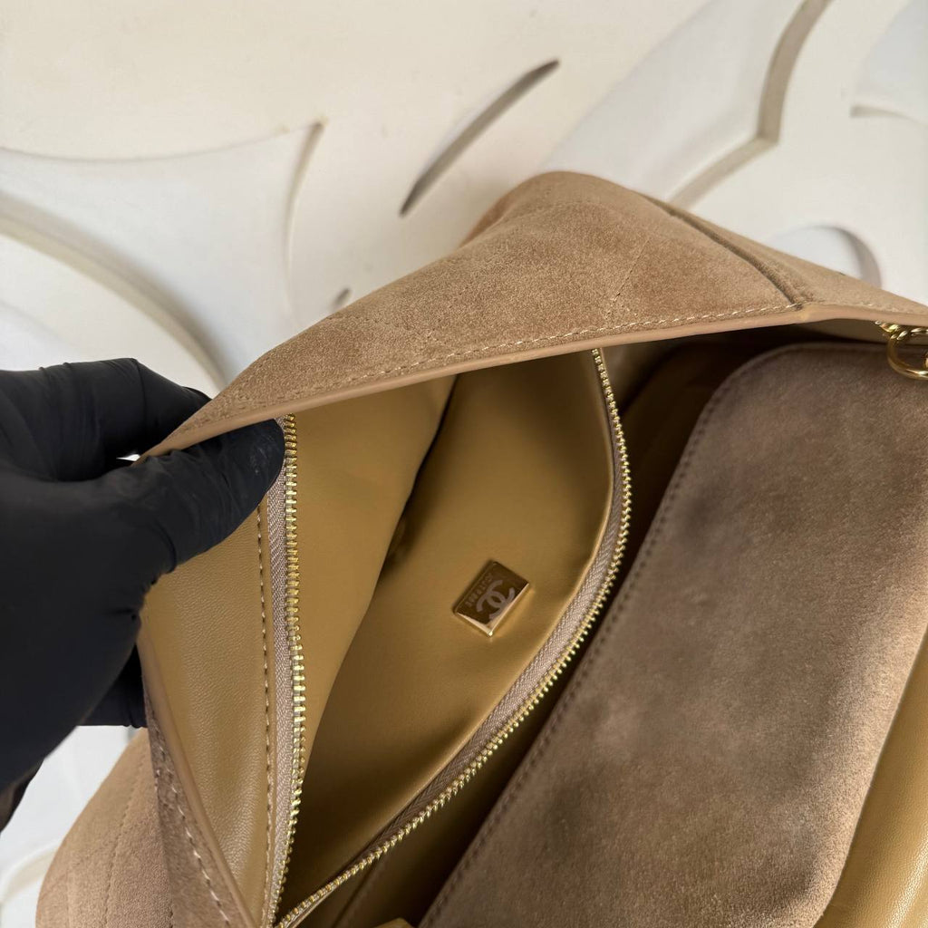 Chanel Large Suede Flap Bag

32x22 cm
910952 ⭐️