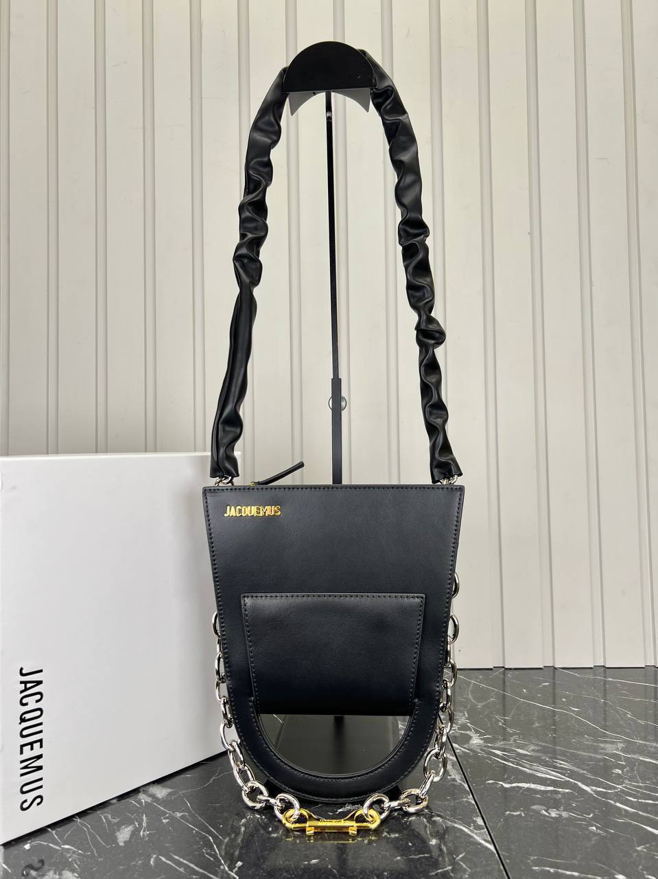 Jacquemus Le Sac A L'envers Bag

22x26 cm 
5736-4