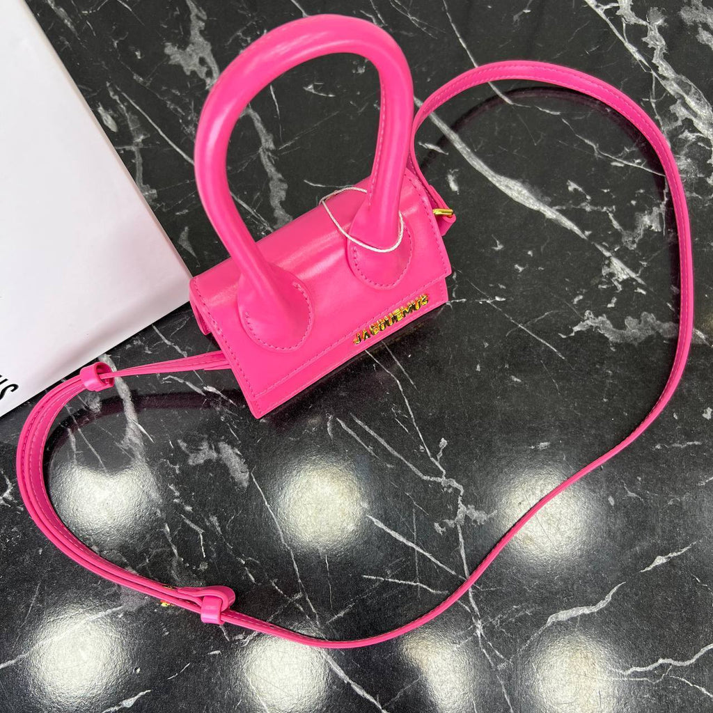 Jacquemus Chiguito Bag Nano

13x10 cm
5736-5 
💥Sale💥