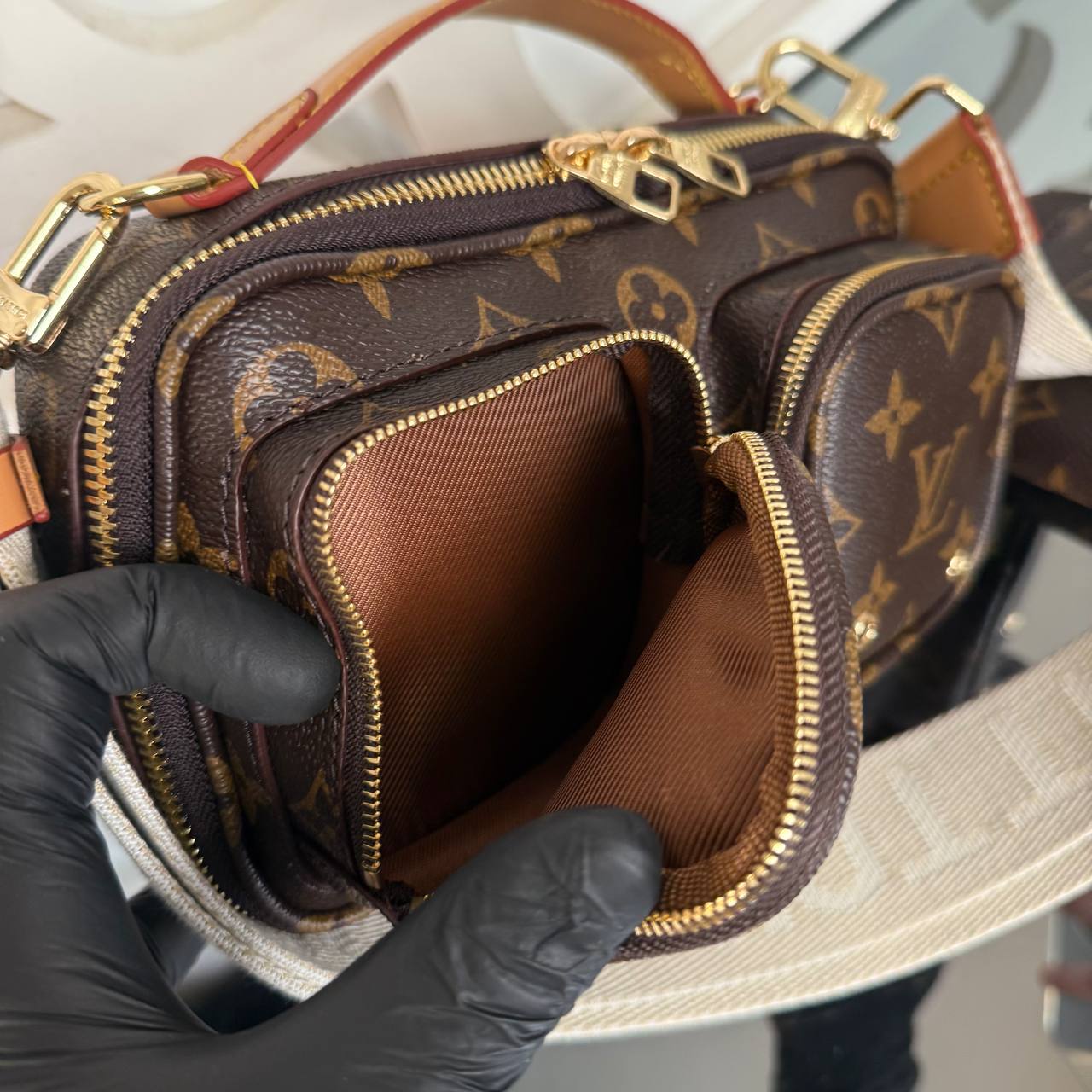 Louis Vuitton Utility Crossbody Bag 

210079 ⭐️