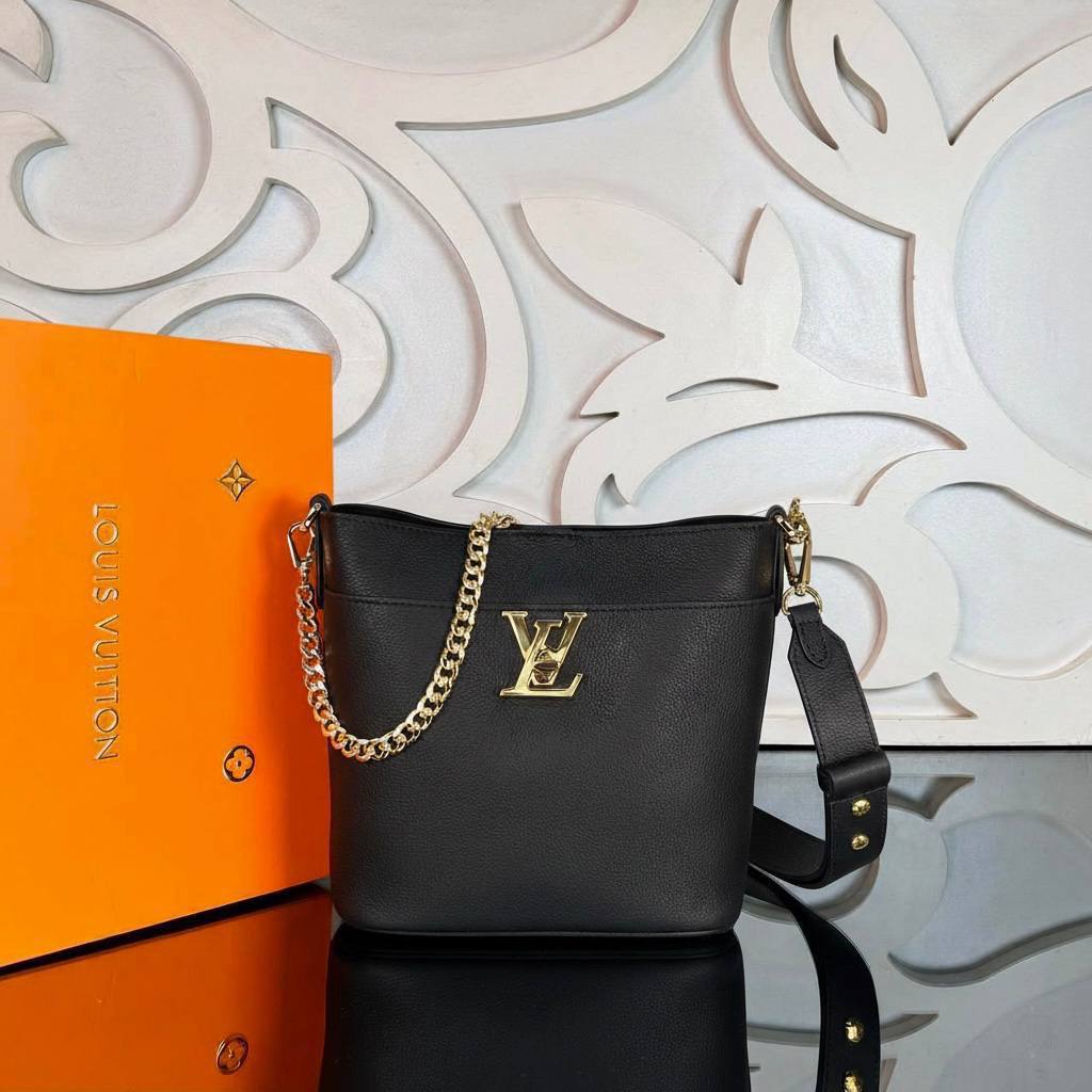 Louis Vuitton Lock and Walk 

22x20 cm 
5806-1 / 5838-3 ⭐️