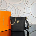 Louis Vuitton Lock and Walk 

22x20 cm 
5806-1 / 5838-3 ⭐️