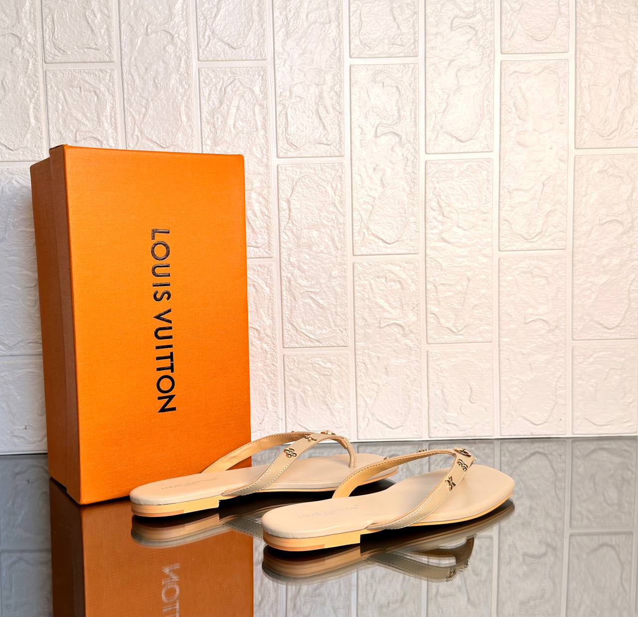 Louis Vuitton Slipper

911265 ⭐️