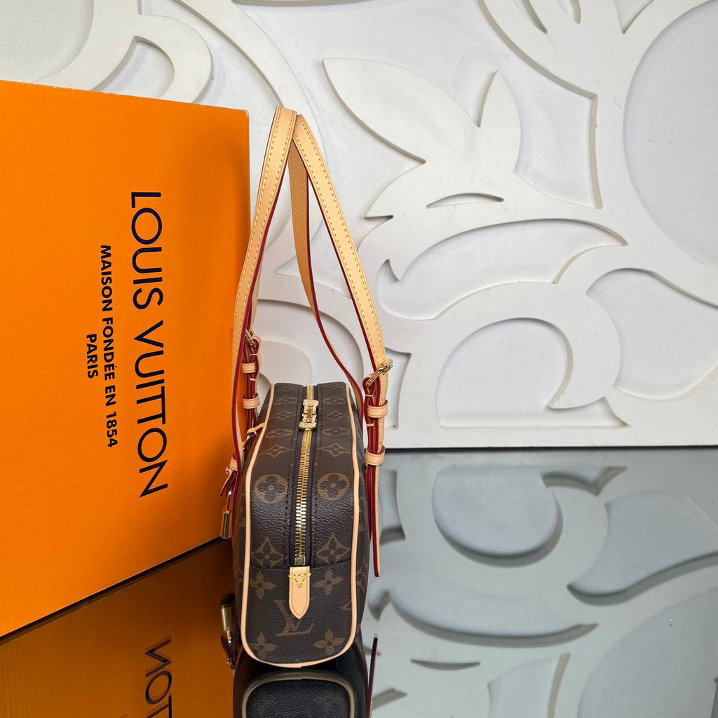 Louis Vuitton Hang On Bag 

6127-3 ⭐️