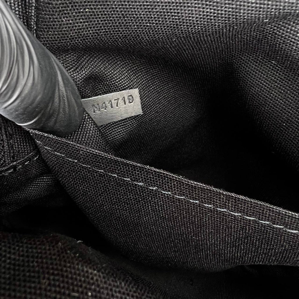 Louis Vuitton Avenue Sling Bag 

642-3