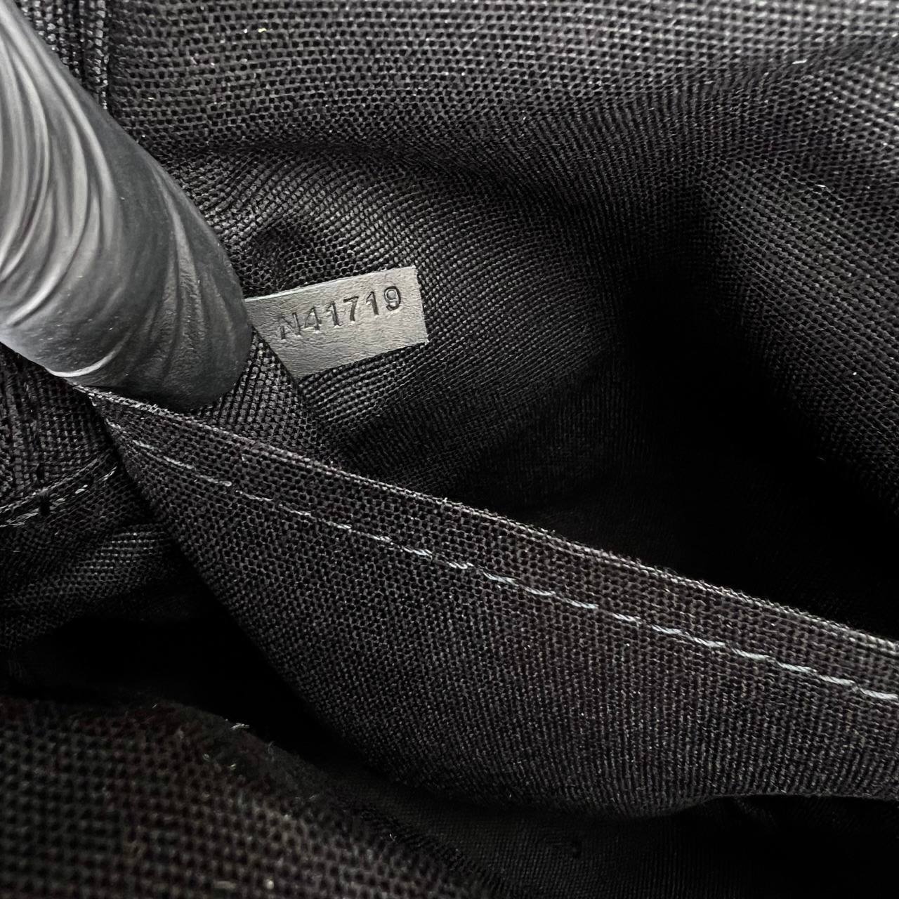 Louis Vuitton Avenue Sling Bag 

642-3