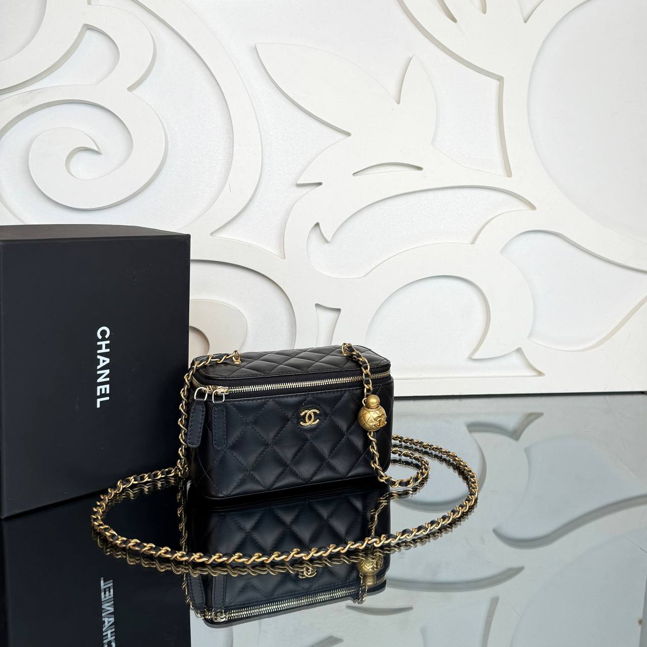 Chanel Small Vanity Bag with Goldball Hardware

16x10 cm
910218 ⭐️