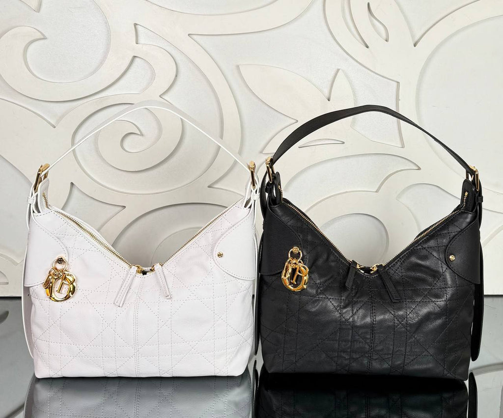 Christian Dior Voyage Bag Medium

30x18 cm 
910379 ⭐️