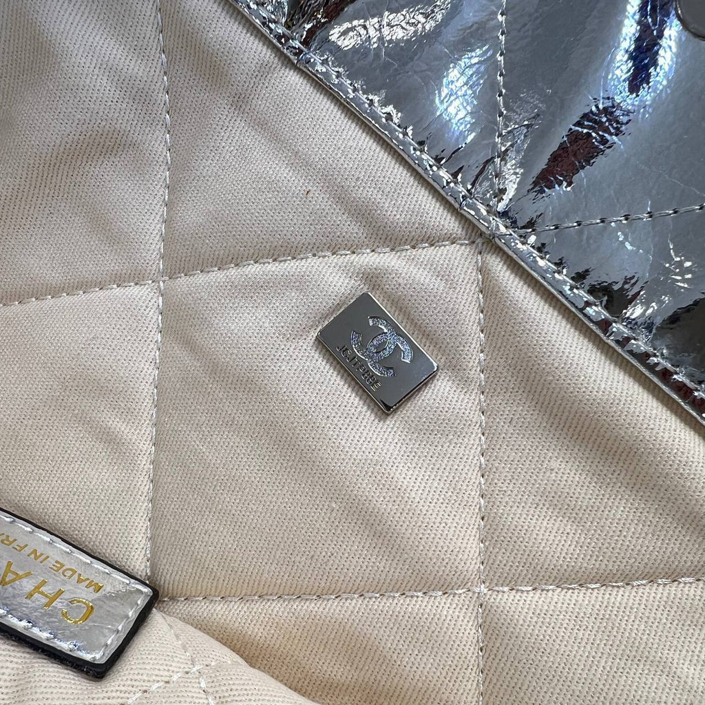 Chanel 22 Bag

40x30 cm 
5513-3