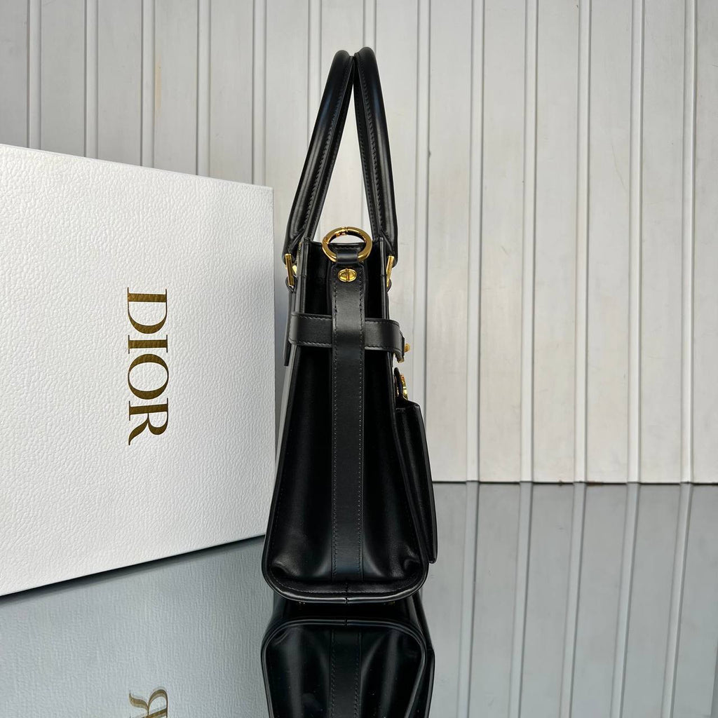 Christian Dior Square Tote Bag Medium

24x24 cm 
5855 ⭐️