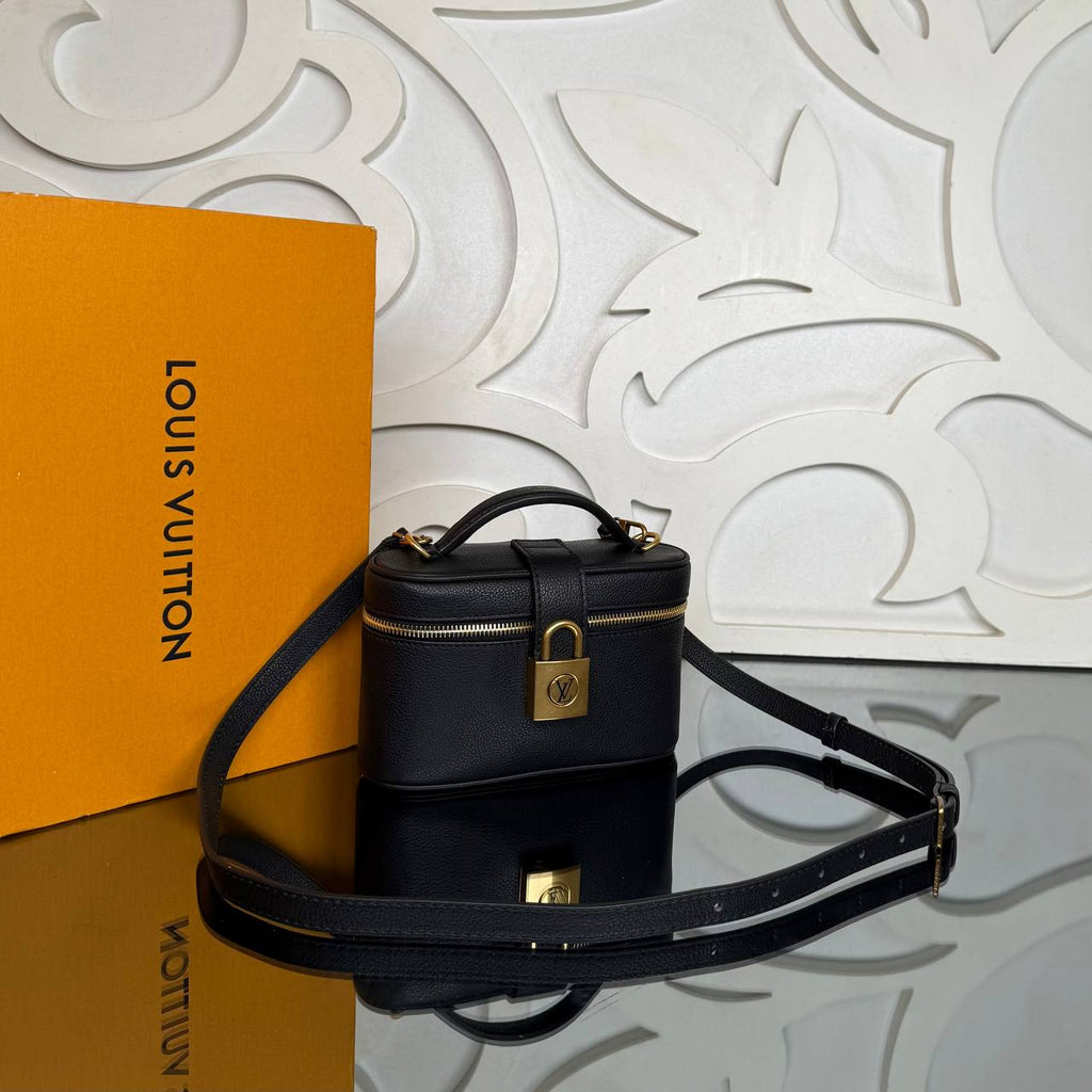 Louis Vuitton Low Key Vanity Pouch

910633 ⭐️