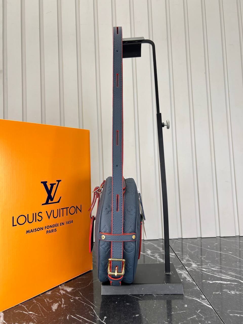 Louis Vuitton Boite Chapeau Bag 

705.2