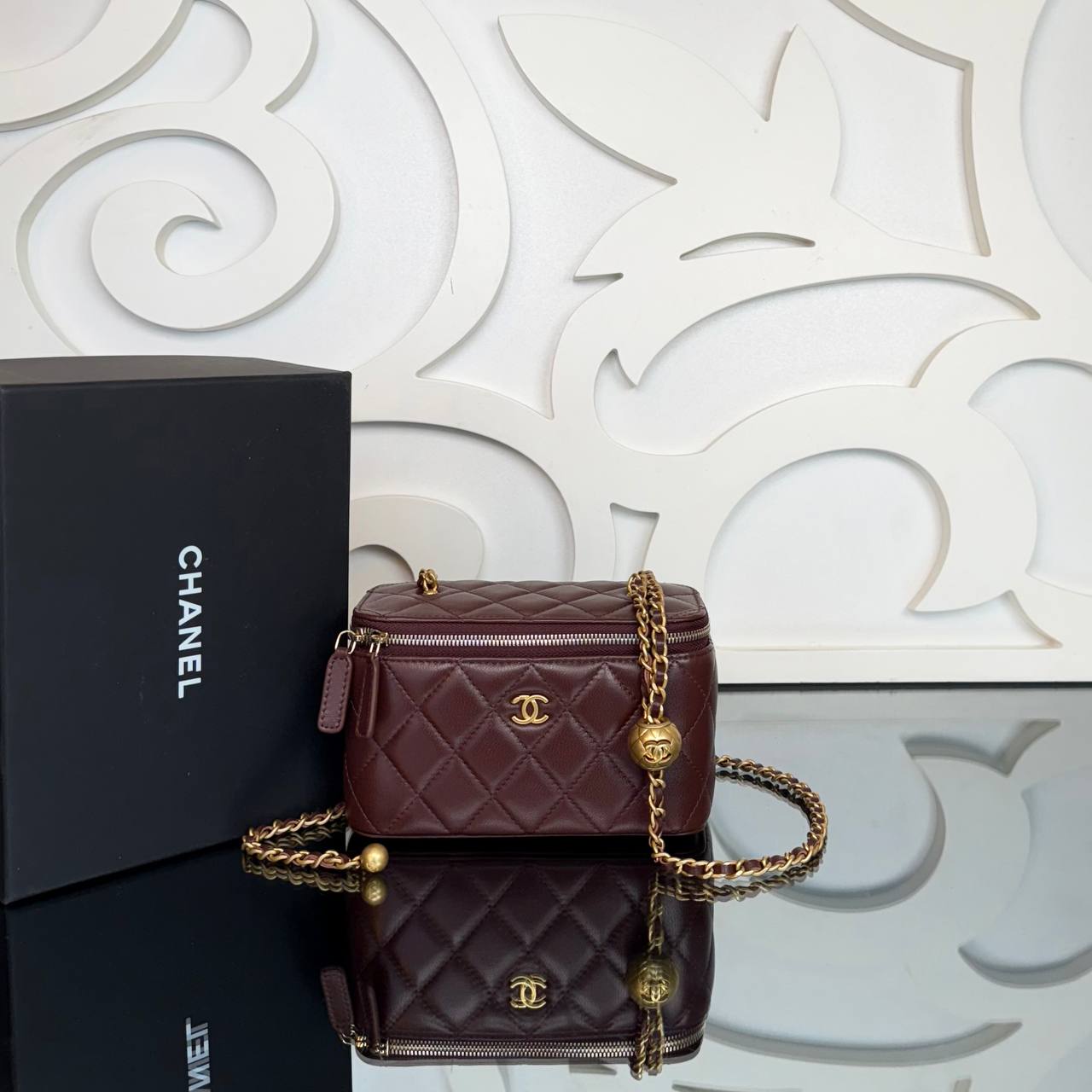 Chanel Small Vanity Bag with Goldball Hardware

16x10 cm
910218 ⭐️