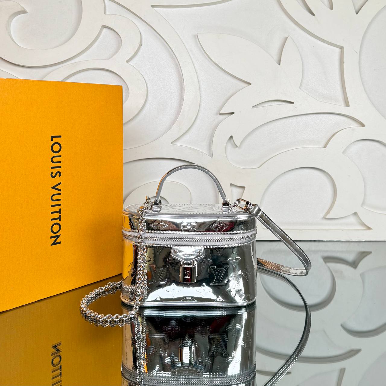 Louis Vuitton Vanity Chain Pouch

910459 ⭐️
