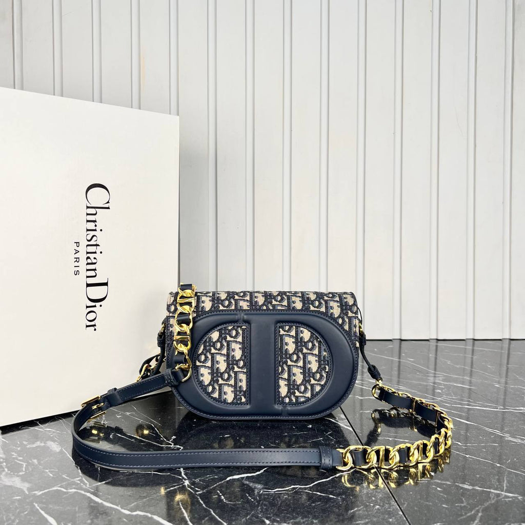 Christian Dior Signature Bag

24x14cm 
5686-1 ⭐️