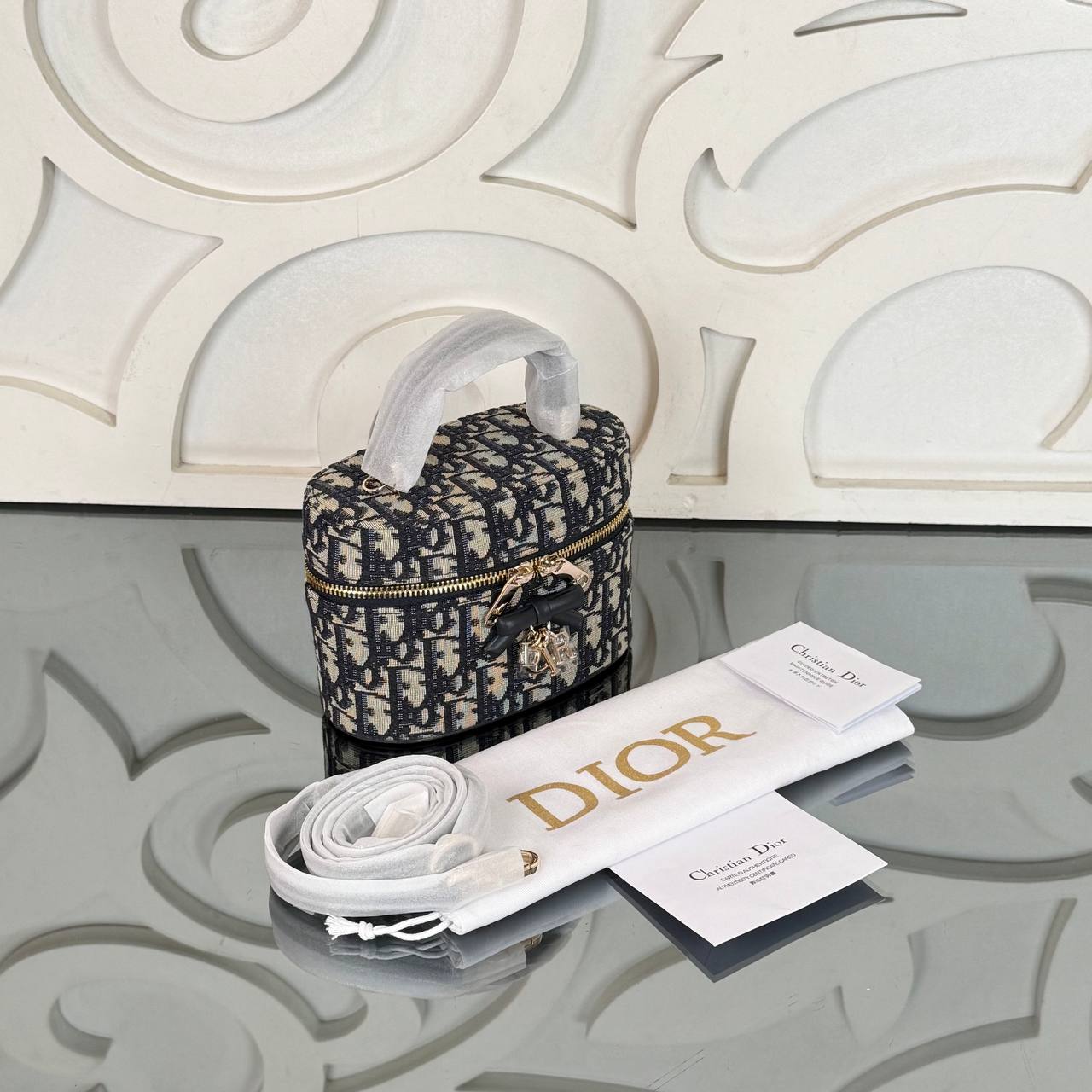 Christian Dior Mini Vanity Bag

17x11.5 cm
910983 ⭐️