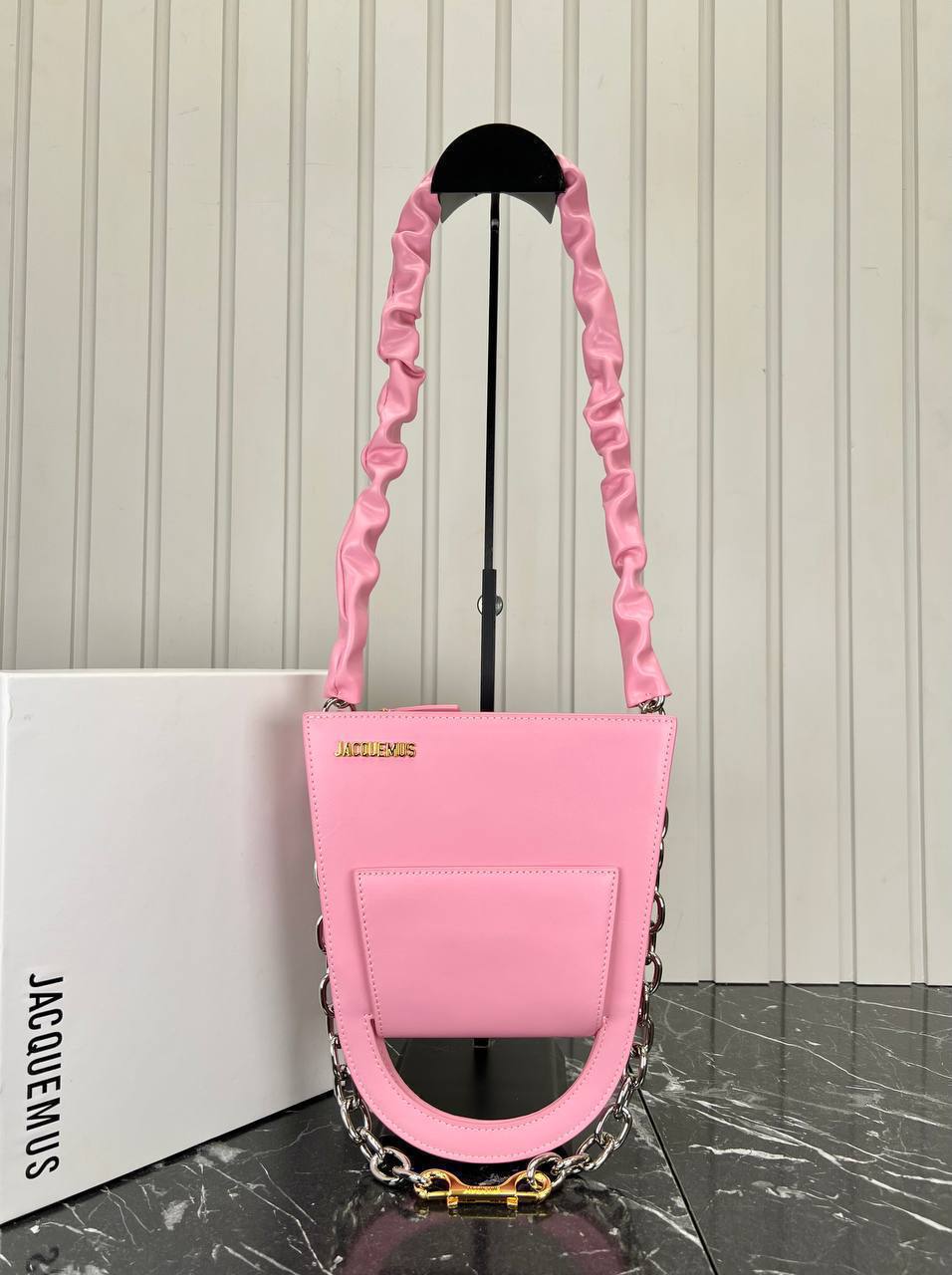 Jacquemus Le Sac A L'envers Bag

22x26 cm 
5736-4