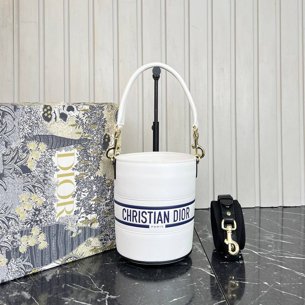 Christian Dior Vibe Bucket Bag 

14x18 cm
6954