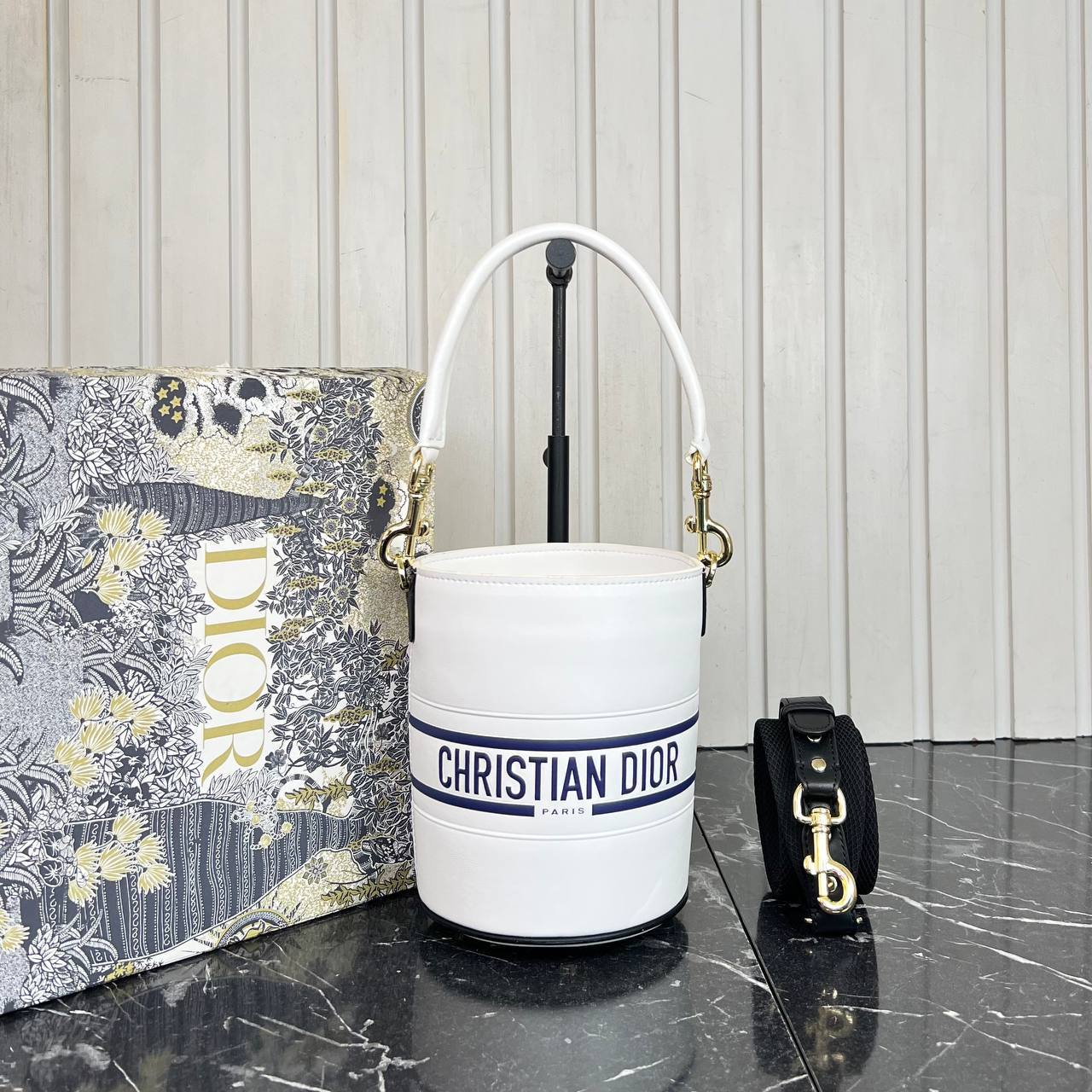 Christian Dior Vibe Bucket Bag 

14x18 cm
6954