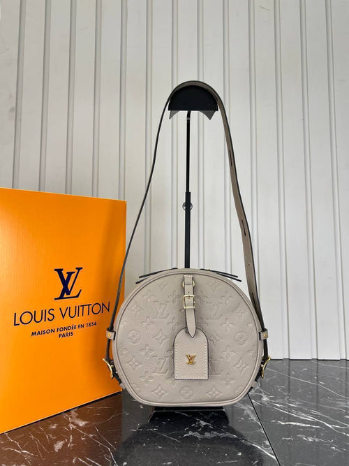Louis Vuitton Boite Chapeau Bag 

705.2
