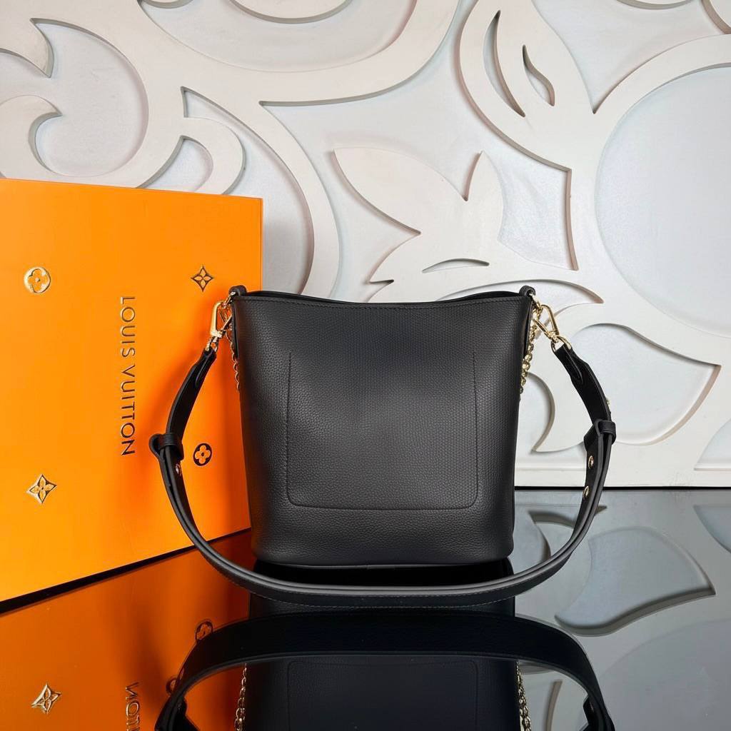 Louis Vuitton Lock and Walk 

22x20 cm 
5806-1 / 5838-3 ⭐️