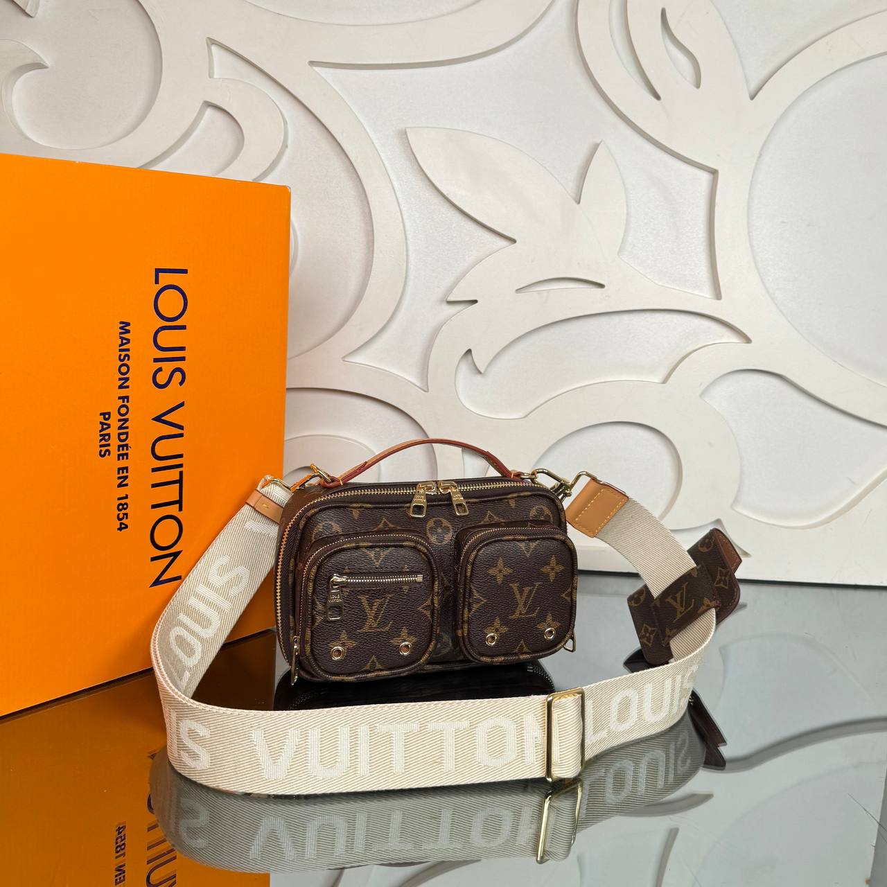 Louis Vuitton Utility Crossbody Bag 

210079 ⭐️