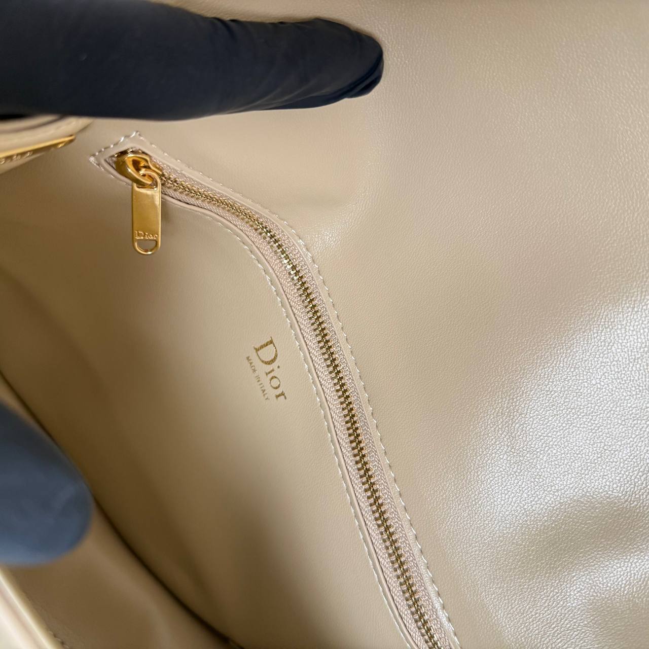 Christian Dior Medallion Flap Bag Medium

23.5x16.5 cm 
910937 ⭐️