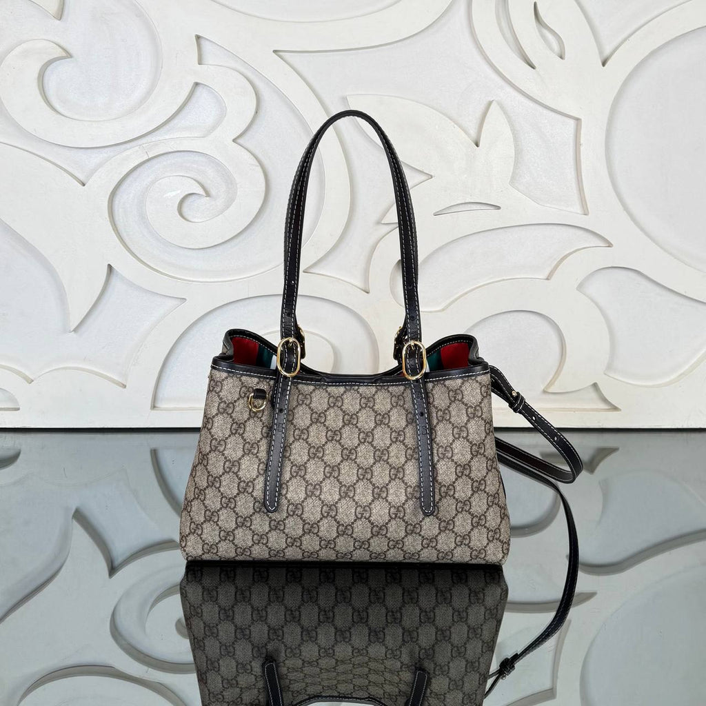 Gucci Emblem Small Tote Bag

28x18 cm 
210164 ⭐️