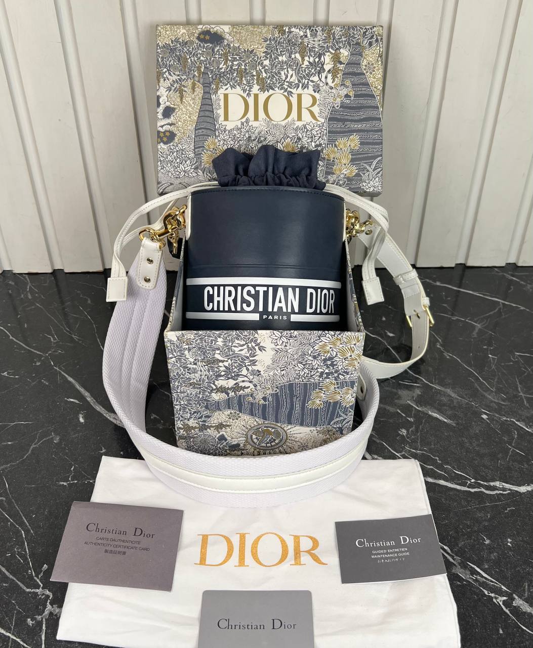 Christian Dior Vibe Bucket Bag 

14x18 cm
6954