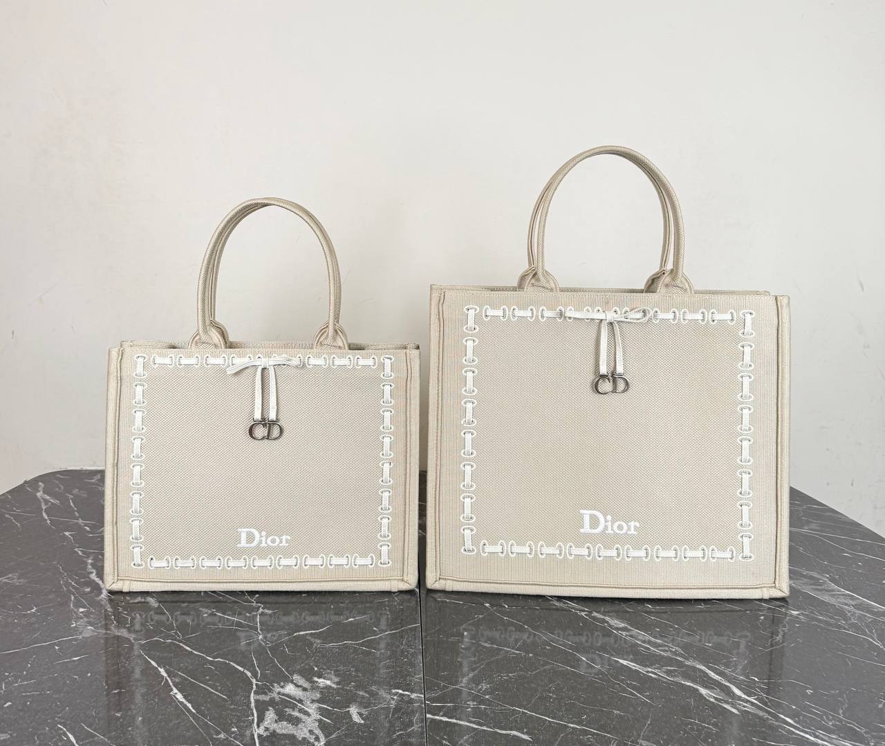 Christian Dior Book Tote Medium

42x35 cm 
910625 ⭐️